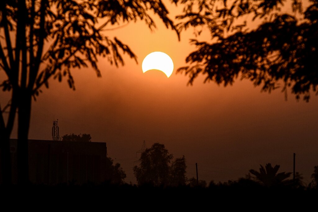 a-partial-solar-eclips 2019 год.jpg